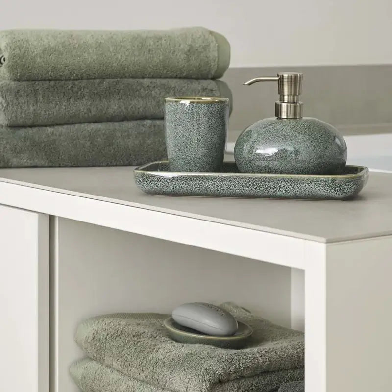 Stilvoll kombiniertes Seifenspender-Set aus Marmor im modernen Badezimmer.