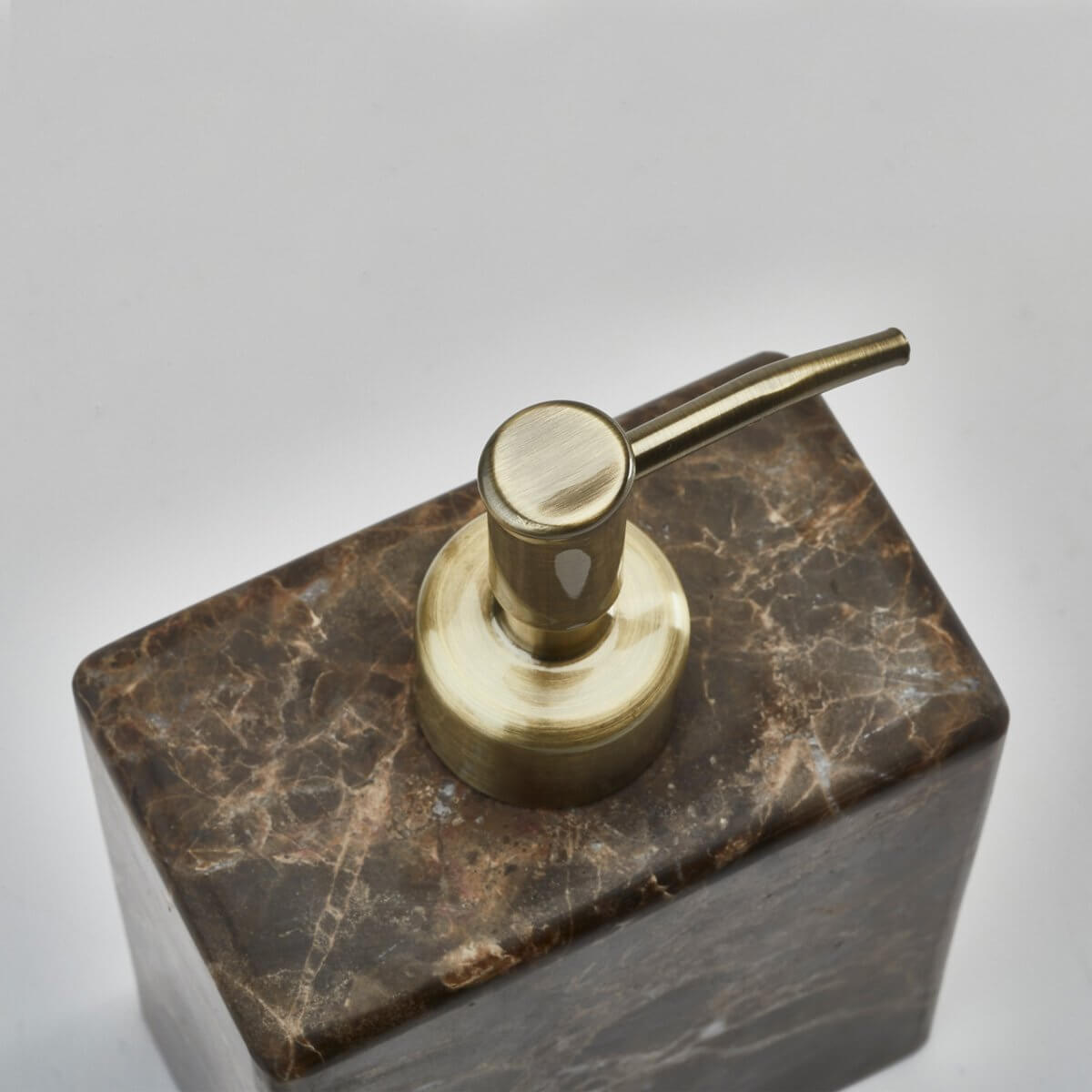 Brauner Marmor-Seifenspender mit goldenen Akzenten von Aquanova Hammam: Edles Design und luxuriöse Details für Ihr Bad.