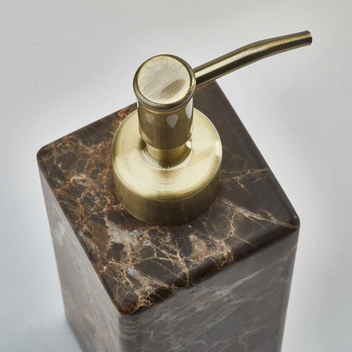 Brauner Marmor-Seifenspender mit goldenem Spender von Aquanova Hammam: Ein Hauch von Glamour für Ihr Badezimmer.