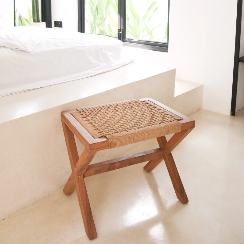 Sitzhocker "Indra": Der Holzhocker mit Geflecht-Sitzfläche ist ein stilvoller Hocker.