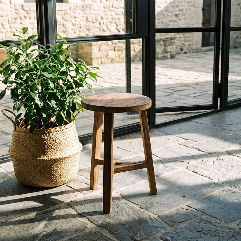 holzhocker-rund-altholz-dekohocker-wohnzimmer