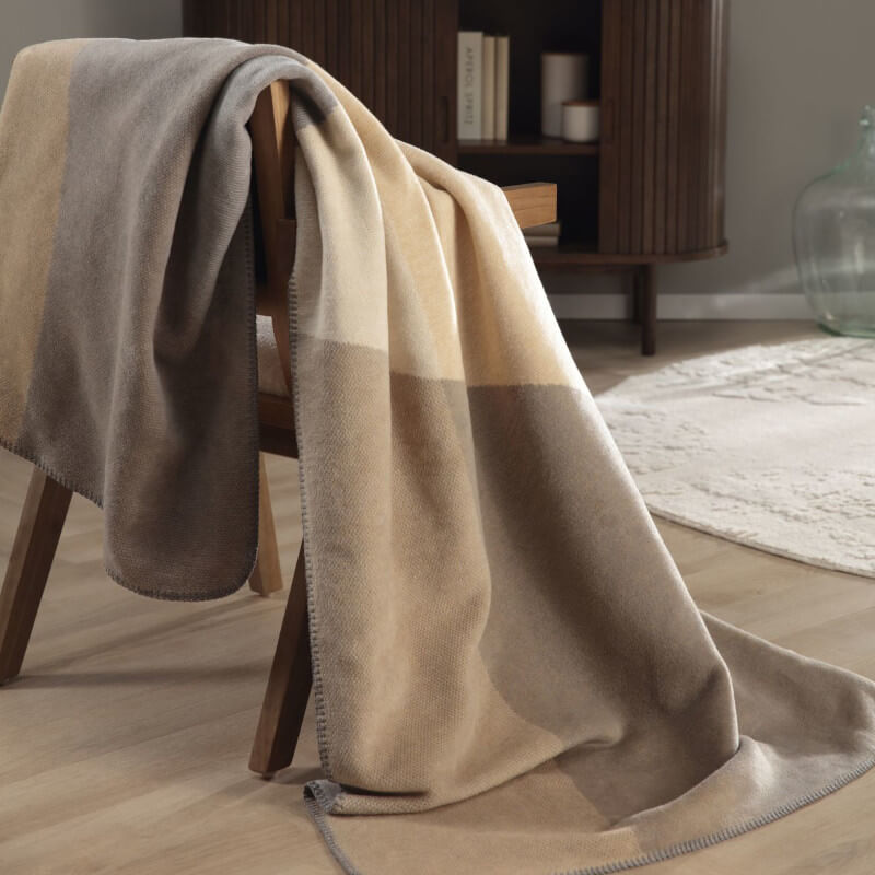 Weiche Sofadecke beige-grau gemustert – moderne Decke Lava Light fürs Wohnzimmer