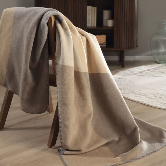 Weiche Sofadecke beige-grau gemustert – moderne Decke Lava Light fürs Wohnzimmer