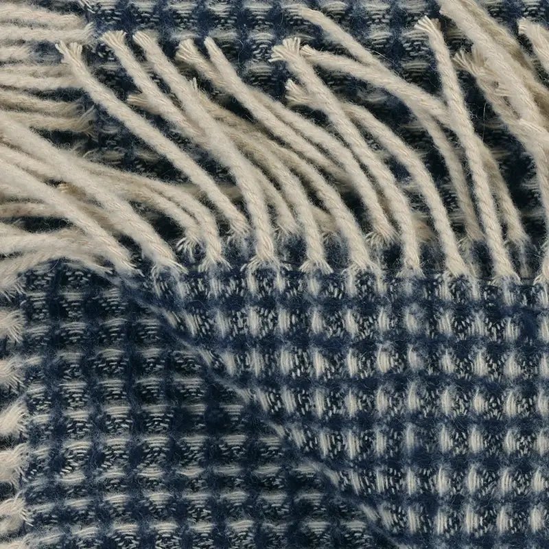 Detailansicht Sofadecke mit Fransen Blue Ink – Vandyck Home 95 Waffelmuster Wolle