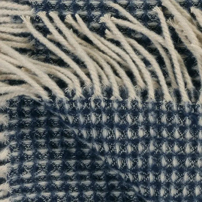 Detailansicht Sofadecke mit Fransen Blue Ink – Vandyck Home 95 Waffelmuster Wolle