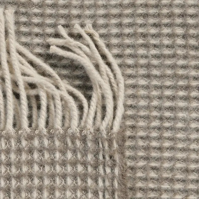 Detailansicht Sofadecke mit Fransen Hazel – Vandyck Home 95 Waffelmuster Wolle