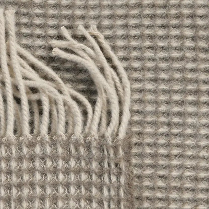 Detailansicht Sofadecke mit Fransen Hazel – Vandyck Home 95 Waffelmuster Wolle