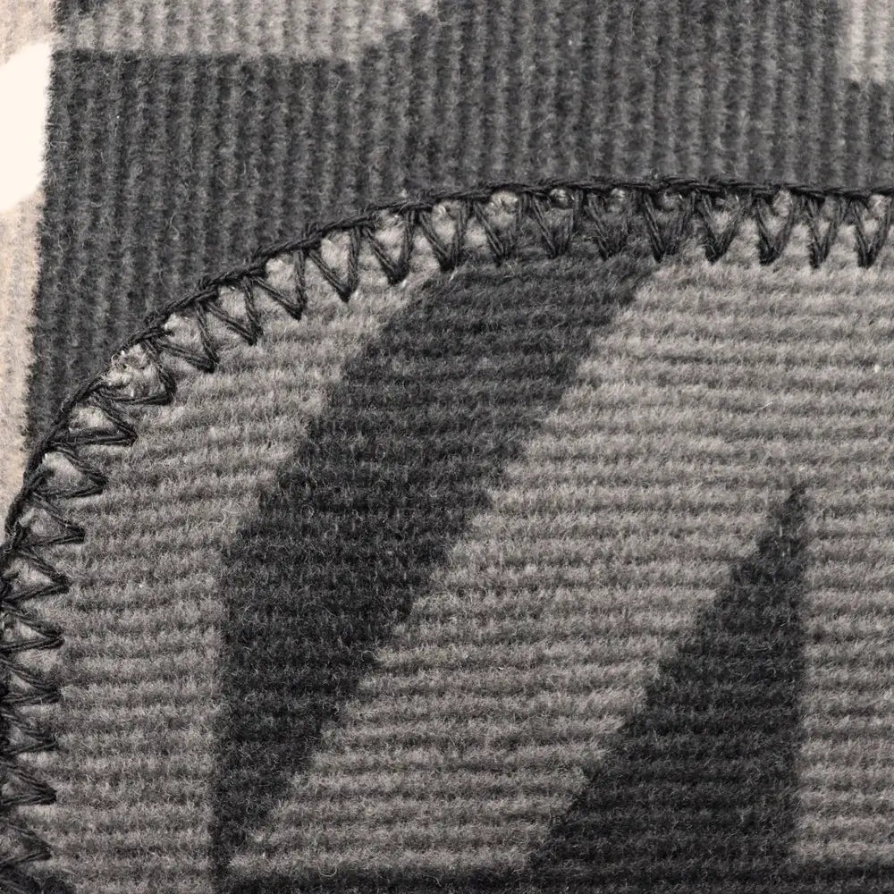 Wohndecke Heritage, handvernähte Kettelnaht am Rand der flauschigen Tagesdecke