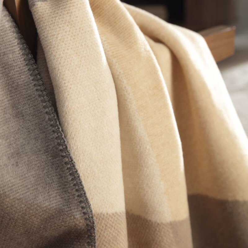 Detailaufnahme Sofadecke beige-grau gemustert – moderne Kuscheldecke Lava Light