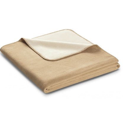 Moderne, zweifarbige Wohndecke Doubleface Creme Natur von Biederlack aus Baumwolle.