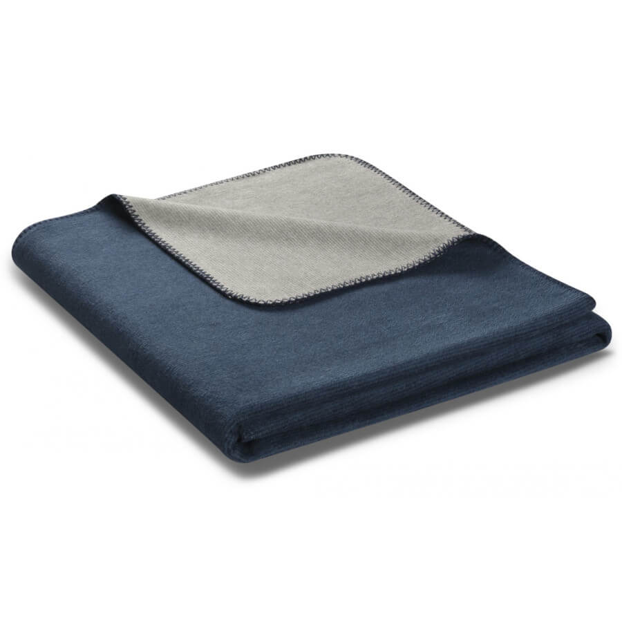 Moderne, zweifarbige Sofadecke Doubleface Marine Graphit von Biederlack aus Baumwolle.