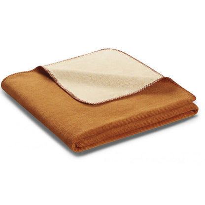 Gemütliche, zweifarbige Wohndecke Doubleface Ocker Beige von Biederlack für das Wohnzimmer.