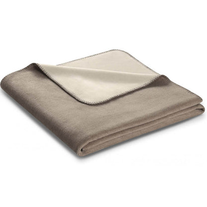 Natürliche, zweifarbige Wohndecke Doubleface Sand Natur von Biederlack für moderne Einrichtungen.