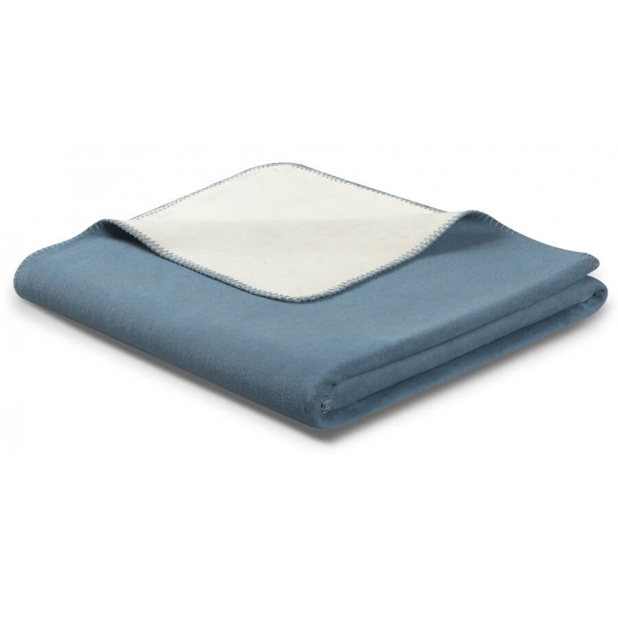 Helle, blaue Sofadecke Blue Heaven von Biederlack mit beruhigendem Farbton und Zierstich.