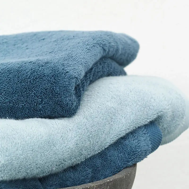 Sommerliche Badaccessoires – farbenfrohe Handtücher, Badematten und Duschvorhänge, die das Badezimmer mit frischen, leichten Designs für den Sommer verschönern