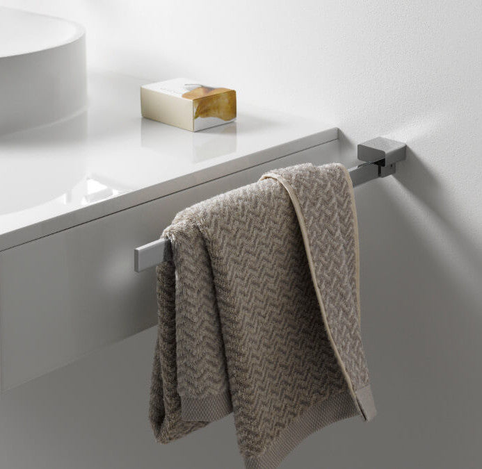 Handtuchstange "Loft" von Emco: Diese starre Handtuchstange aus Chrom ist ein eleganter und funktionaler Halter für Ihre Handtücher.