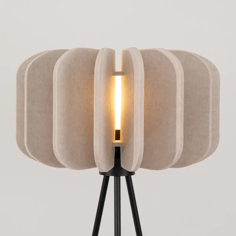 Stehlampe Mula Dreibein mit Filzschirm in Beige – hochwertige Designerleuchte