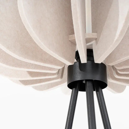 Hochwertige Stehleuchte Mula Dreibein mit Filzschirm Beige – exklusive Designlampe
