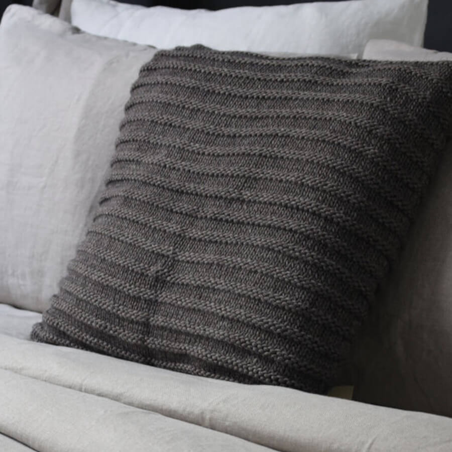 Strick-Dekokissen in Dunkelbraun: Das Strick-Dekokissen "Bergen" (45x45cm) in Dunkelbraun ist ein kuscheliges Wohnaccessoire.