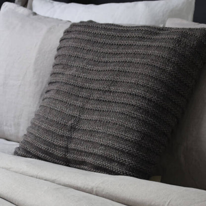 Strick-Dekokissen in Dunkelbraun: Das Strick-Dekokissen "Bergen" (45x45cm) in Dunkelbraun ist ein kuscheliges Wohnaccessoire.