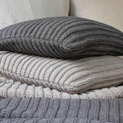 Strick-Dekokissen in Beige: Das Strick-Dekokissen "Bergen" (45x45cm) ist ein kuscheliges Wohnaccessoire.