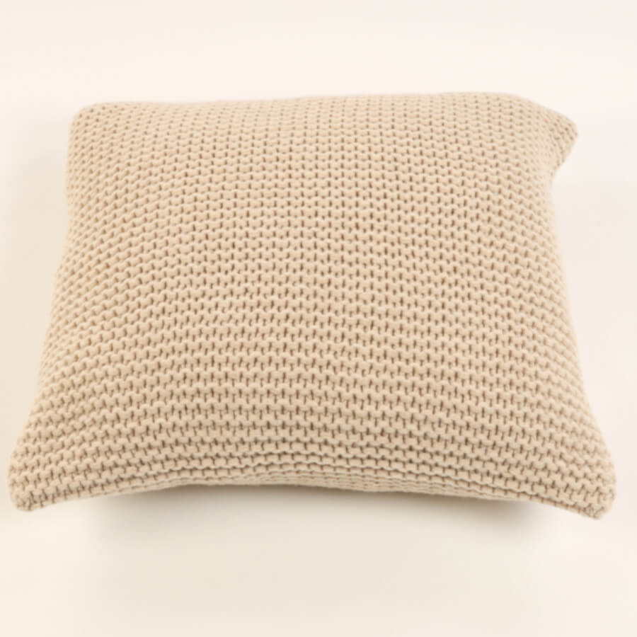 Wärme und Struktur: Das Strick-Dekokissen/der Kissenbezug 50x50cm mit Zopfmuster (Devon) in Beige bringt mit seiner groben Strickstruktur Gemütlichkeit in Ihren Wohnraum.