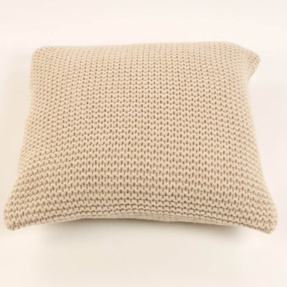 Wärme und Struktur: Das Strick-Dekokissen/der Kissenbezug 50x50cm mit Zopfmuster (Devon) in Beige bringt mit seiner groben Strickstruktur Gemütlichkeit in Ihren Wohnraum.