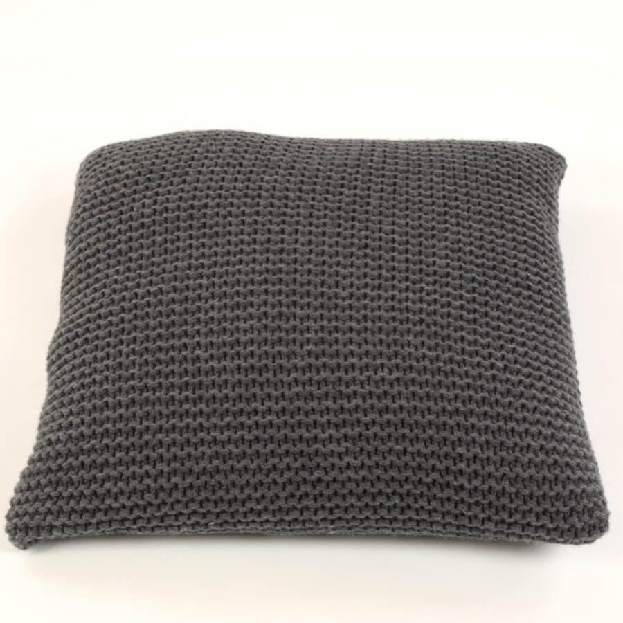 Tiefe und Eleganz: Das Strick-Dekokissen/der Kissenbezug 50x50cm mit Zopfmuster (Devon) in Dunkelgrau verleiht Ihrem Interieur durch seine Struktur und Farbe eine besondere Tiefe.