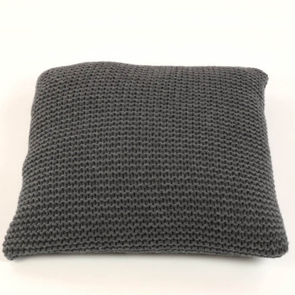 Tiefe und Eleganz: Das Strick-Dekokissen/der Kissenbezug 50x50cm mit Zopfmuster (Devon) in Dunkelgrau verleiht Ihrem Interieur durch seine Struktur und Farbe eine besondere Tiefe.