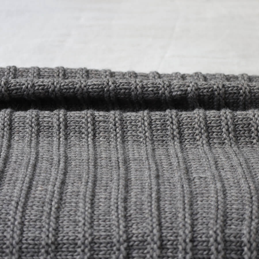 Strick-Plaid in Dunkelbraun: Das Strick-Plaid "Bergen" in Dunkelbraun ist ein stilvoller und wärmender Überwurf.
