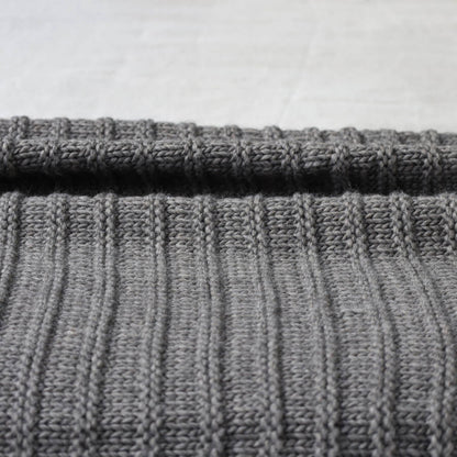 Strick-Plaid in Dunkelbraun: Das Strick-Plaid "Bergen" in Dunkelbraun ist ein stilvoller und wärmender Überwurf.