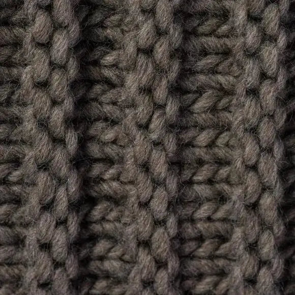 Dunkelbraunes Strickplaid Bergen aus Wolle – weiche und gemütliche Wolldecke für ein stilvolles Zuhause.