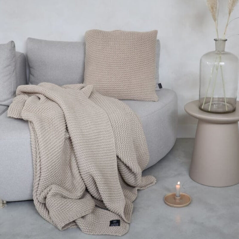 Strickplaid "Devon" aus hochwertiger Wolle in Beige: Die Wolldecke von House in Style ist ein stilvolles Textil.