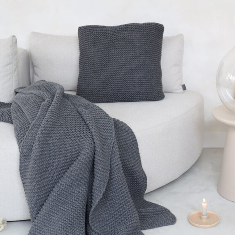 Strickplaid "Devon" aus hochwertiger Wolle in Dunkelgrau: Die Wolldecke von House in Style ist ein stilvolles Textil.