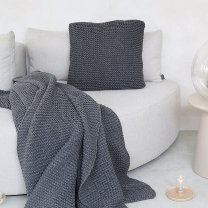 Strickplaid "Devon" aus hochwertiger Wolle in Dunkelgrau: Die Wolldecke von House in Style ist ein stilvolles Textil.