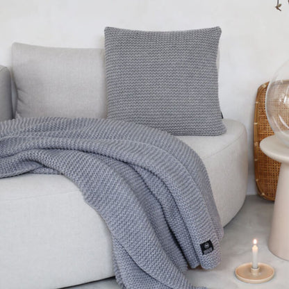 Strickplaid "Devon" aus hochwertiger Wolle in Grau: Die Wolldecke von House in Style ist ein stilvolles Textil.