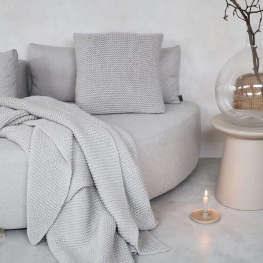 Strickplaid "Devon" aus hochwertiger Wolle in Marble: Die Wolldecke von House in Style ist ein stilvolles Textil.