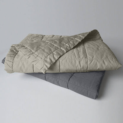 Stilvolle Ergänzung für Ihr Schlafzimmer: Die Tagesdecke für Betten, abgesteppt, Bettüberwürfe Kahle Mira mit Kissen, ist nicht nur ein praktischer Bettüberwurf, sondern auch ein stilvolles Accessoire für Ihr Schlafzimmer.