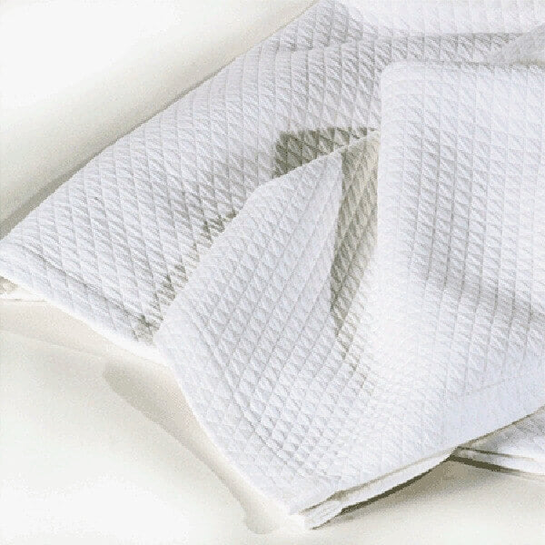 Elegante Tagesdecke Favo von Evelyn Kahle in strahlendem Weiß: Die Tagesdecke verleiht Ihrem Bett eine elegante Note.