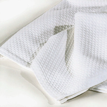 Elegante Tagesdecke Favo von Evelyn Kahle in strahlendem Weiß: Die Tagesdecke verleiht Ihrem Bett eine elegante Note.