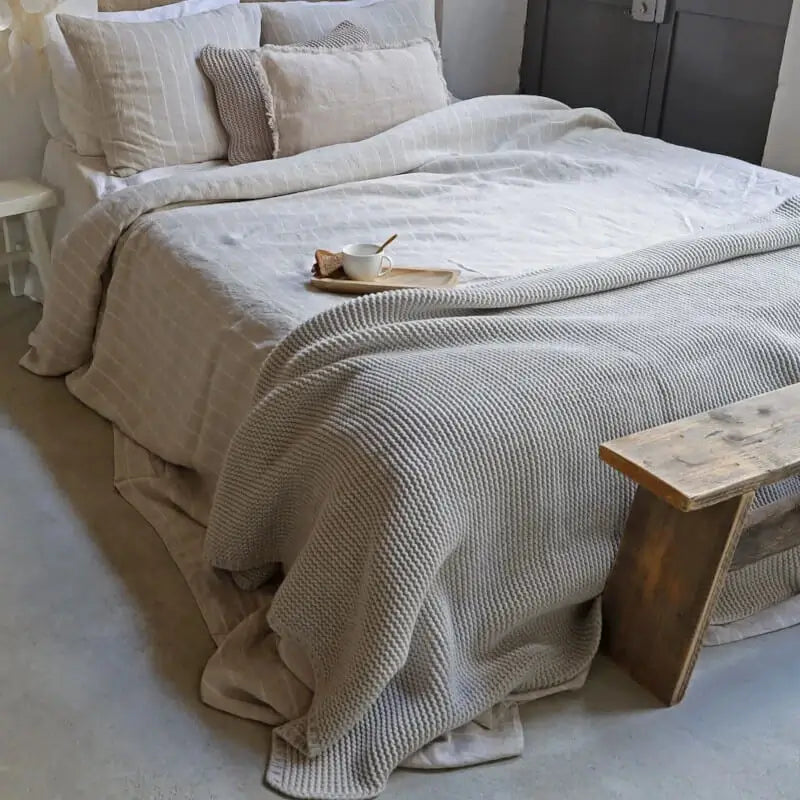 Pflege und richtige Größe einer Tagesdecke – Tipps zum Waschen und Ausmessen für die perfekte Passform im Schlafzimmer