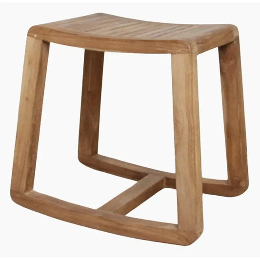 Schaukelhocker Tide von Raw Materials aus Teakholz – perspektivische Ansicht des außergewöhnlichen Holzhockers mit geschwungenem Design