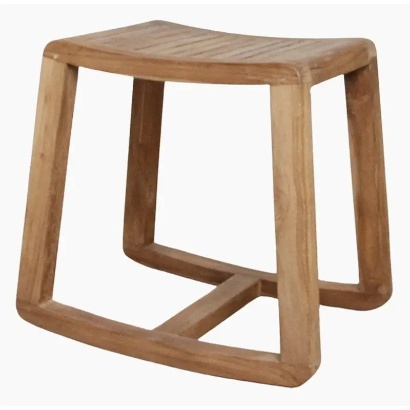 Schaukelhocker Tide von Raw Materials aus Teakholz – perspektivische Ansicht des außergewöhnlichen Holzhockers mit geschwungenem Design