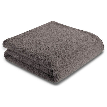 Teddydecke von Biederlack: Die Teddyplüsch-Kuscheldecke in Grau ist eine stilvolle Decke.