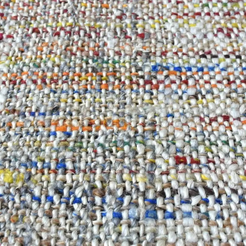 Detailansicht handgewebter Teppich – bunter Naturfaserteppich aus Hanf, Viskose und Wolle in grober Webstruktur.