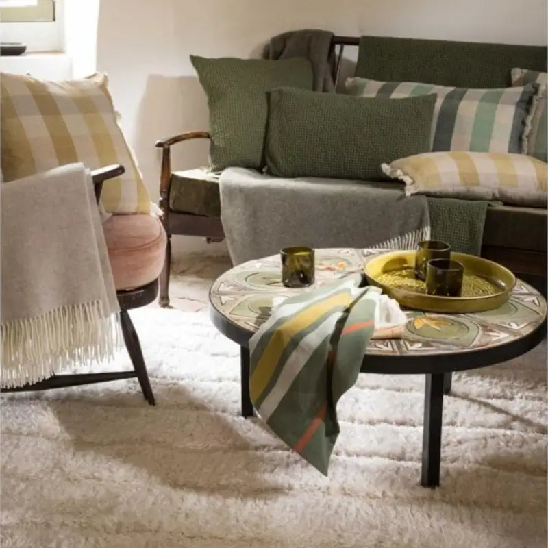 Teppich Maël in Creme mit Hochtief-Struktur als gemütliche Grundlage in modern eingerichtetem Wohnzimmer