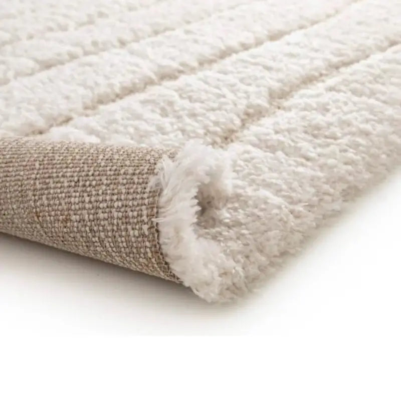 Cremefarbener Teppich Maël mit sanftem Hochtief-Muster und weicher Oberfläche aus recyceltem Polyester