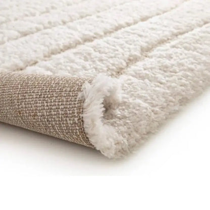 Cremefarbener Teppich Maël mit sanftem Hochtief-Muster und weicher Oberfläche aus recyceltem Polyester