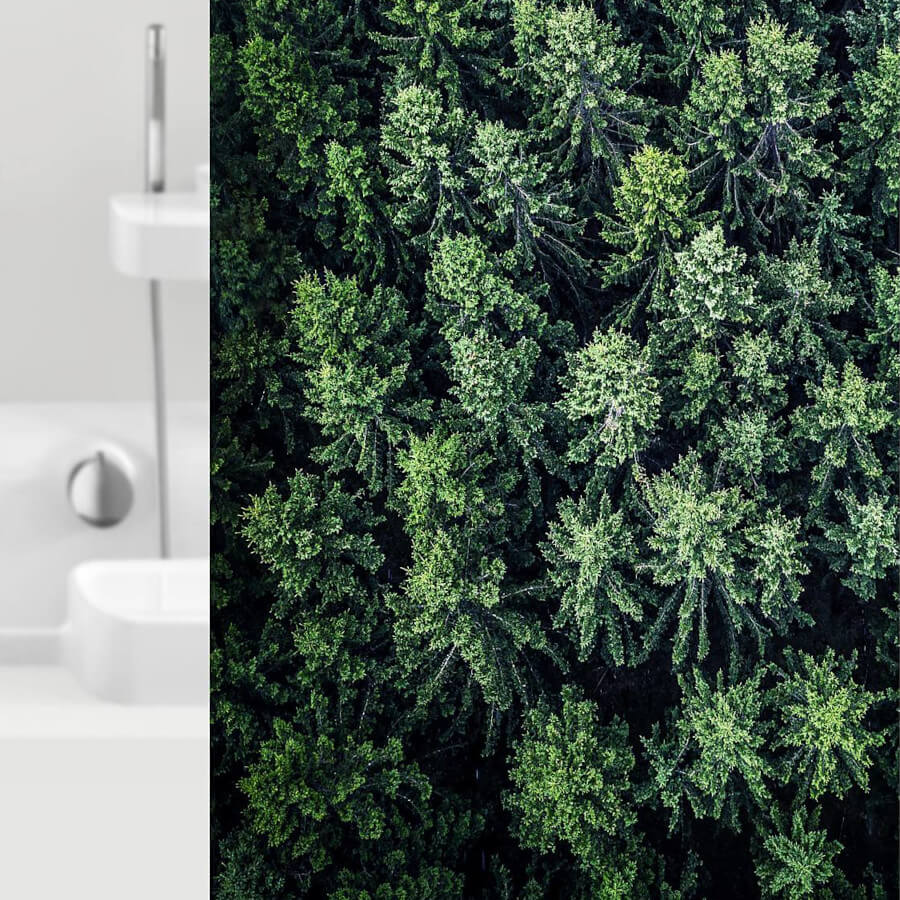 Waschbarer Textilduschvorhang mit grünem Waldmotiv, Modell Forrest Grund.