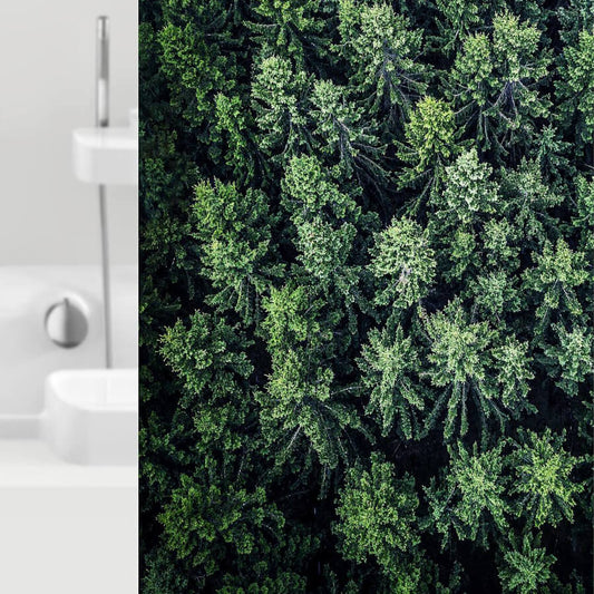Waschbarer Textilduschvorhang mit grünem Waldmotiv, Modell Forrest Grund.